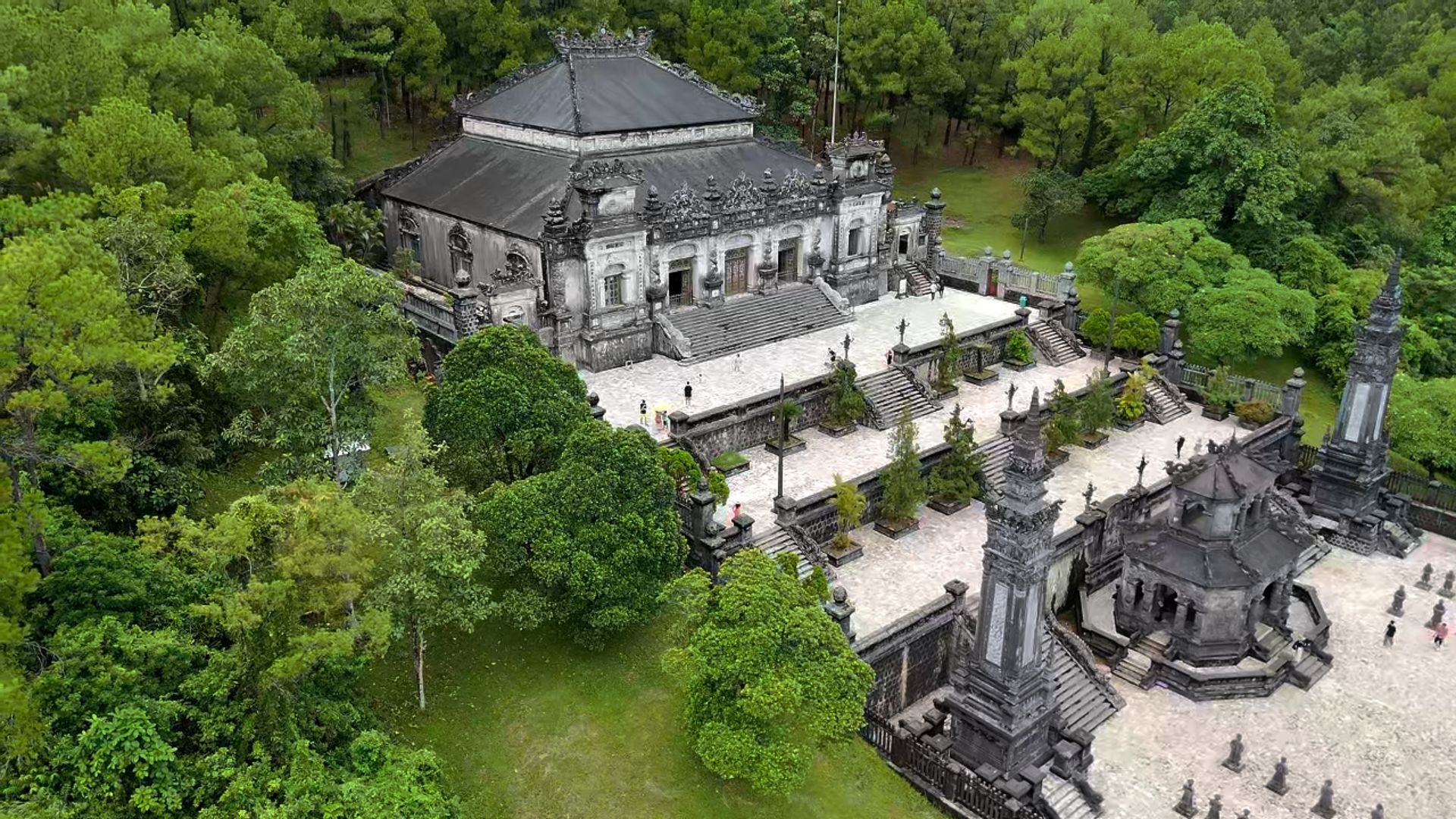 The Dark Tomb in Vietnam Hides a Dazzling Secret